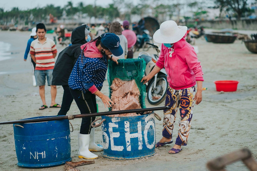 Tiểu thương san ruốc qua thùng để chở đến bán tại các chợ trên địa bàn thành phố.